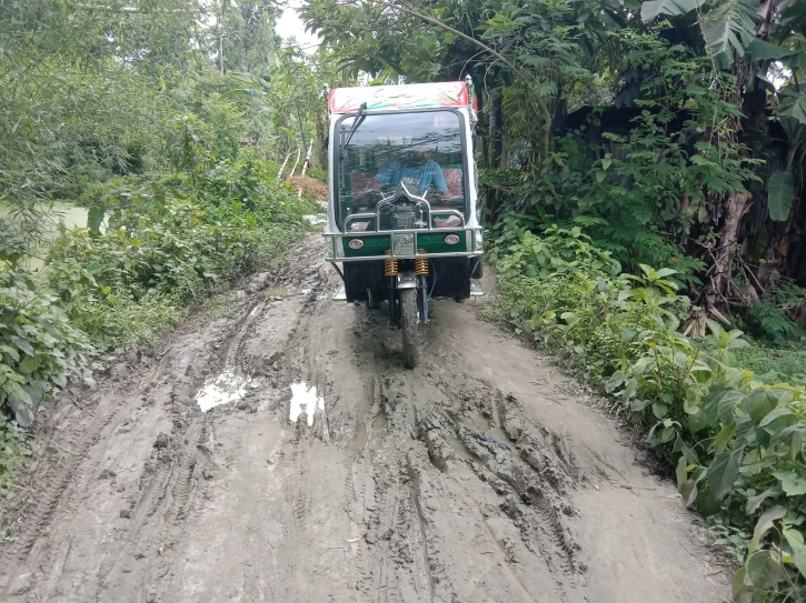 স্বাধীনতার ৫৫ বছরেও উন্নয়নের ছোঁয়া লাগেনি যে সড়কে